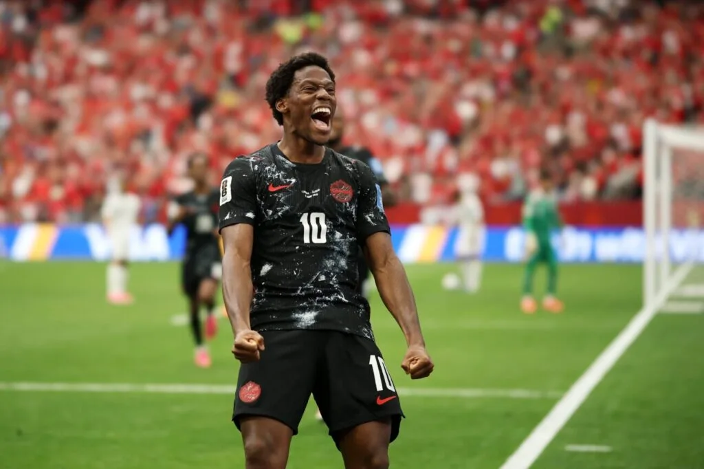 Canadá logra su primera victoria mundialista con goleada 6-0 ante Catar